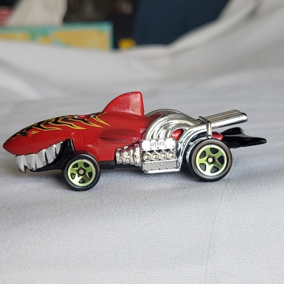 Hot Wheels red shark cruiser - Picture 1 of 7